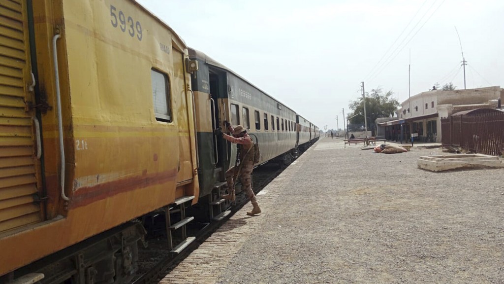 Pakistan gai hijack kuri rail in raheenu kuri emmen salaamaiy kohfi