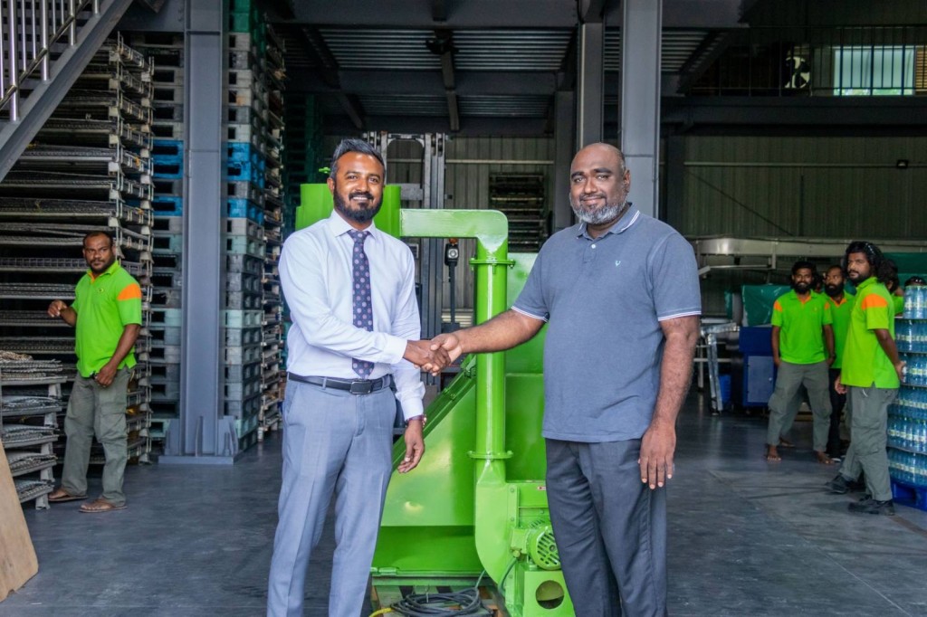 Island beverages in Kulhudhuffushi ah plastic kafaa machine eh hadhiyaa kohfi