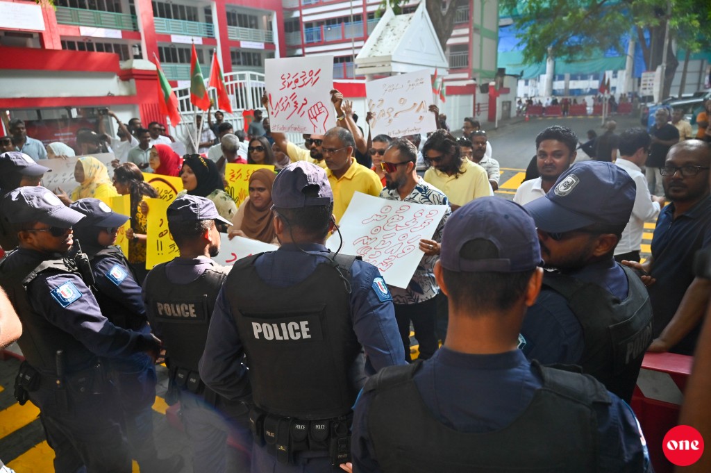 ވަން ފޮޓޯ: އެމްޑީޕީން މަޖިލިސް ކައިރީ އިހުތިޖާޖު ކުރުން