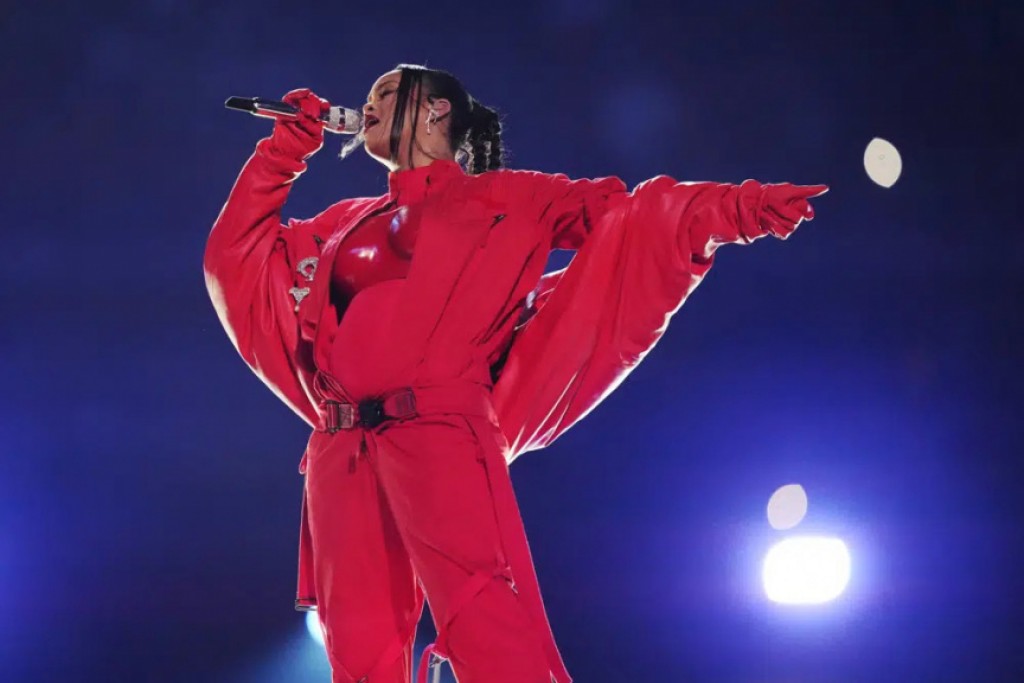 Rihanna reveals she's pregnant at Super Bowl half-time show