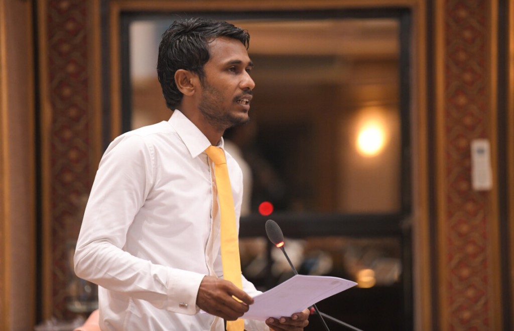 Masverinnah sarukaarun ihumaaluvaakamah bune, member Firushaan hushahelhuhvvi mahssala igthisoadhee committee ah