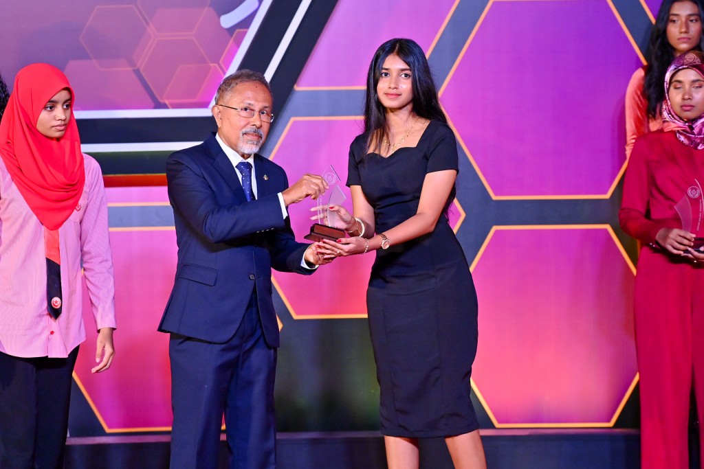 Gadha 10 eh gai A'level ge 441 dharivarun, O'level ge 844 dharivarun
