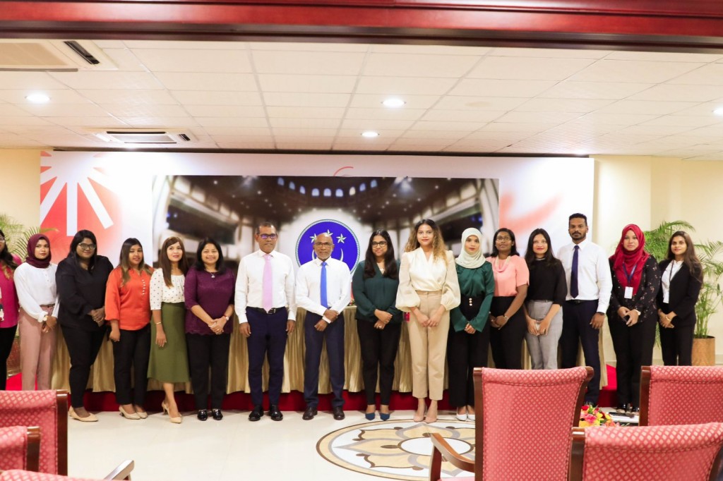 Anhenunge dhuvahu, anhen diplomatun medhuverikoh Majlis members ah haahsa session eh