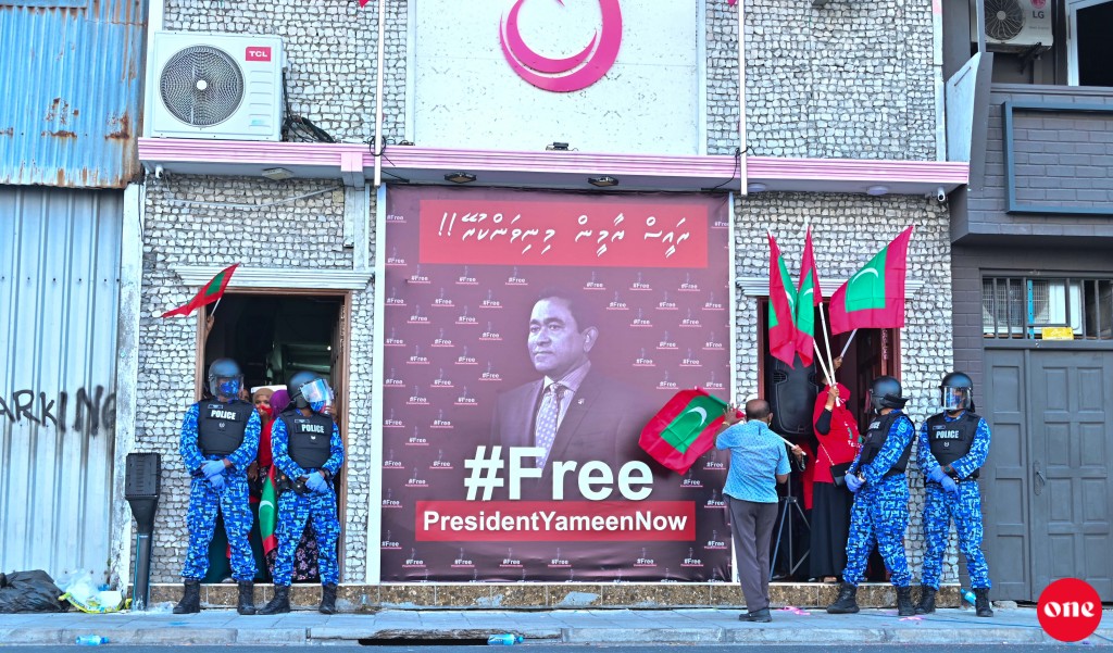 Anna hukuru dhuvahuves muzaaharaa onnaane, kuriah vure varugadha vaane: Idhikolhu