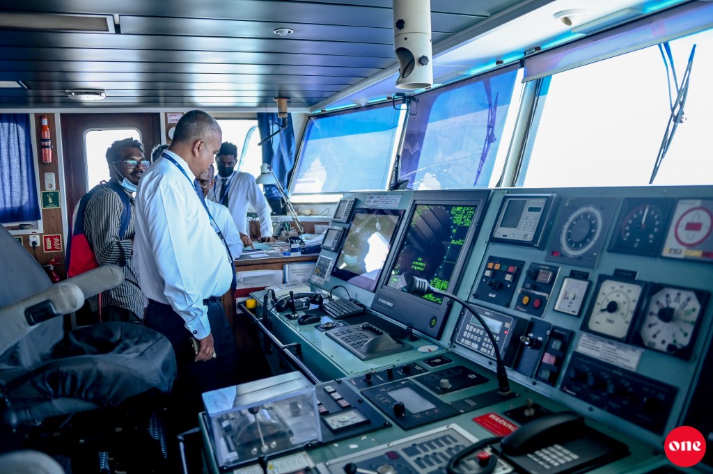 Captain innai Engineer in gothugai kuriah oi 3 aharu therey 30 officer in thamreenu kuranee