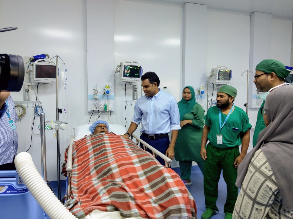 Vice President visits 100th patient to undergo total knee replacement surgery at IGMH