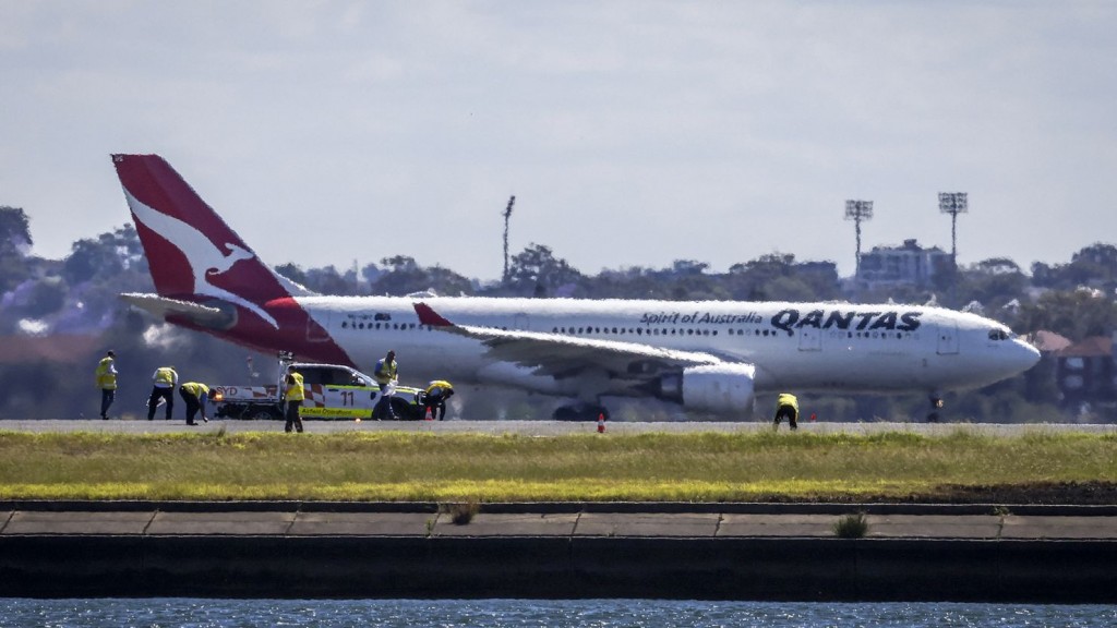 Engine massala eh jehi Qantas Airways ge flight eh emergency gai jassaifi