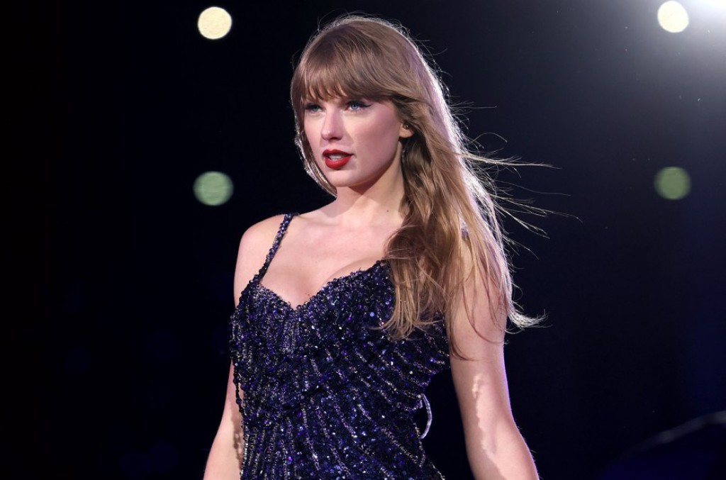 Mi aharu Grammy Awards presenter ehgge gothugai Taylor Swift