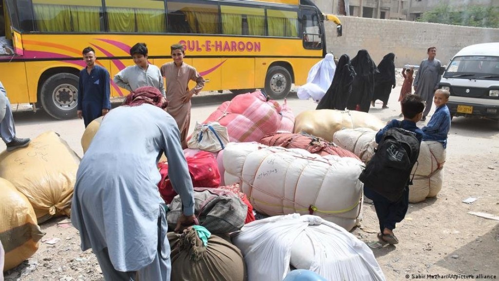 Pakistan in beyruvaa komme refugee ehge athun 830 dollar ge fee eh naganee