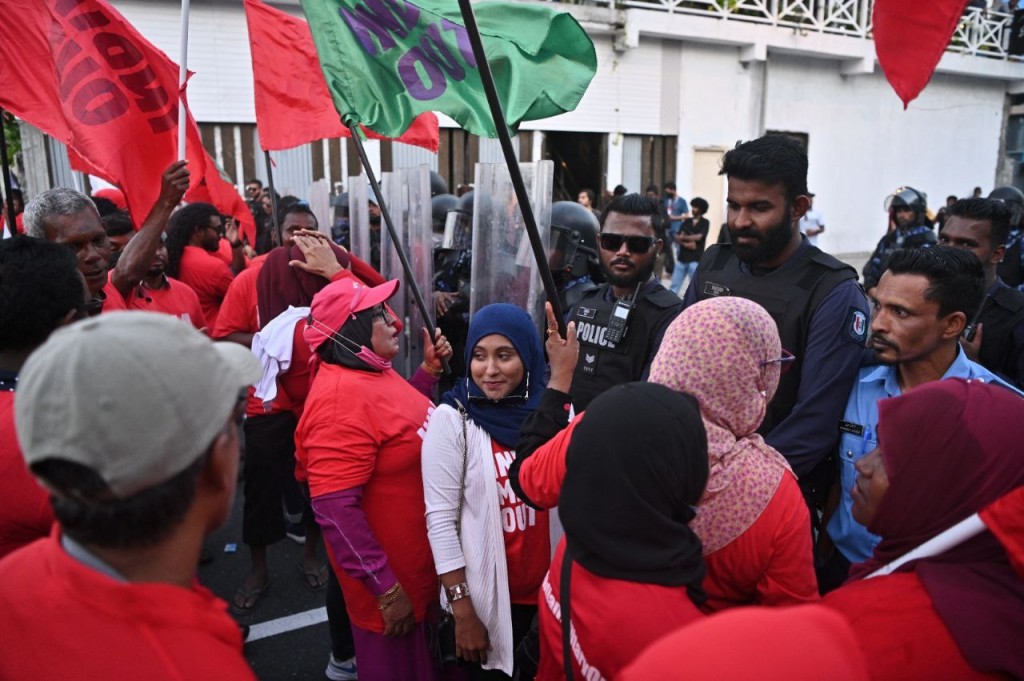 Idhikolhu muzaaharaa ge there in 11 meehaku fuluhunge belumuge dhashah