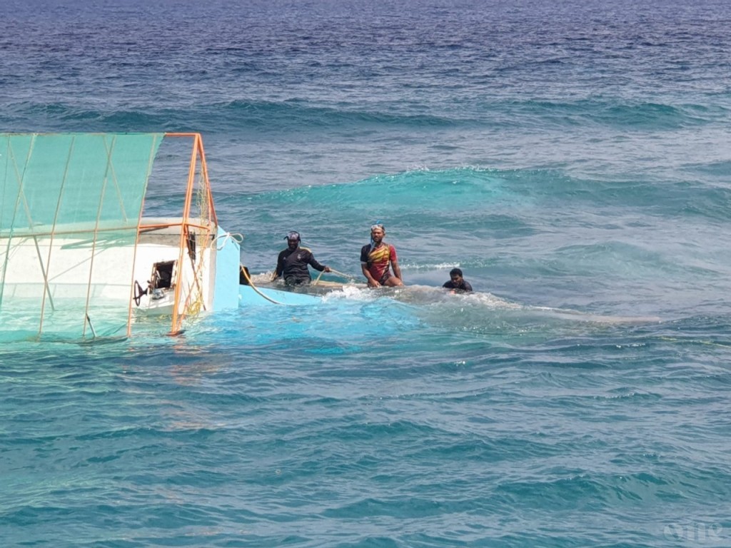Coast Guard assists in rescuing sunk boat in Kaashidhoo lagoon