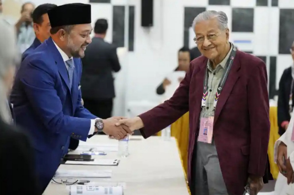 Adhuge dhuniye: Mahathir ah 100 furenee eve. Adhives dhurah vadaigathumuge visnunfulheh netheve.