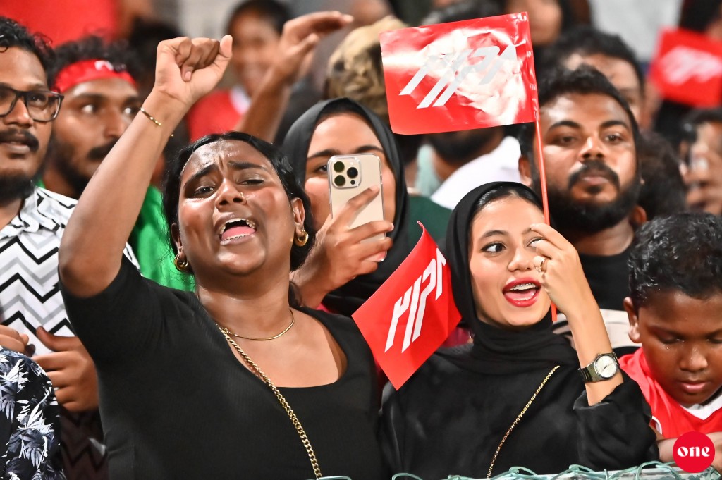 ވަން ފޮޓޯ: ގޯލްޑް ކަޕް ފައިނަލުގައި އައްޑޫ ބަލިކޮށް އޭދަފުށިން ތަށި އުފުލައިލުން