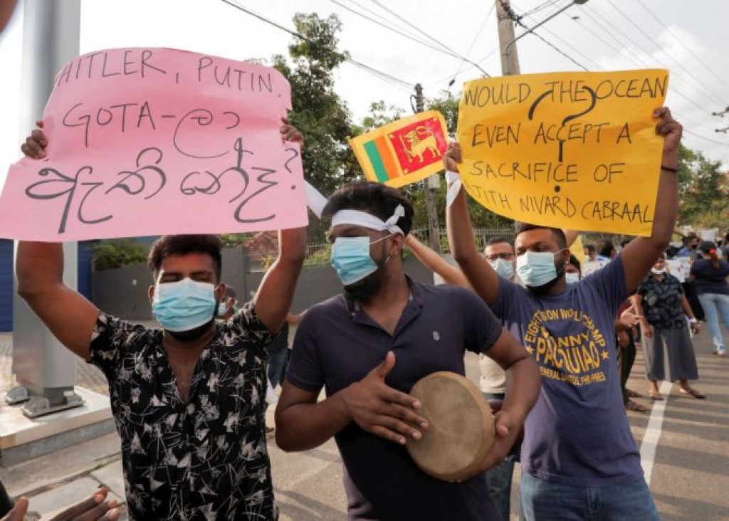 Sri Lankan cabinet resigns en masse as crisis deepens