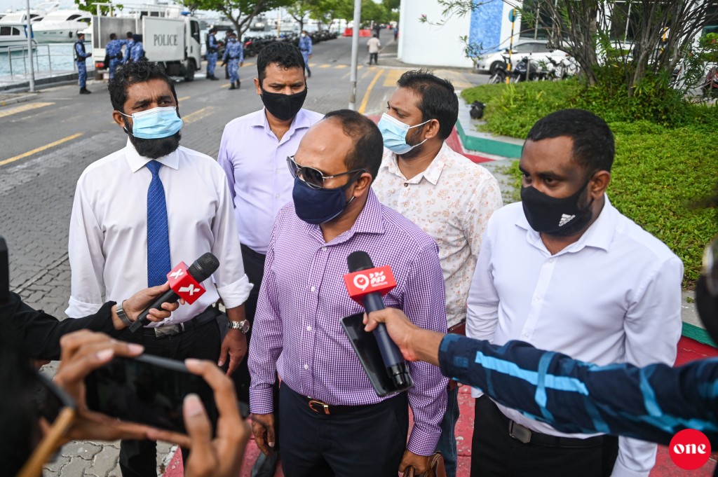 Yameen ah thuhumathu kuranee harudhanaa evves hekkeh huregeneh noon: Vakeelun