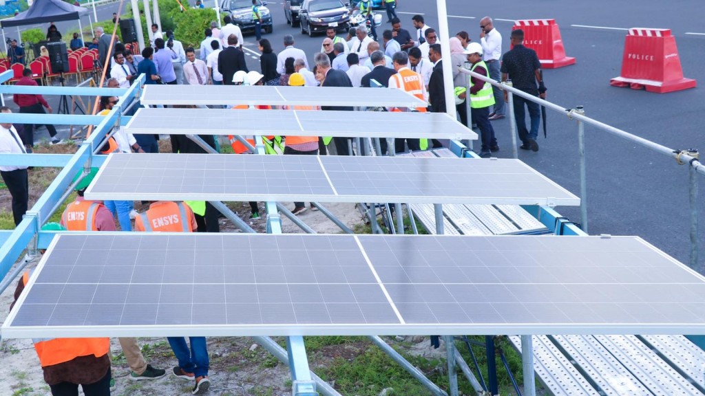 Solar panel harukuran highway ge baeh lane thah vaki gadi thakehgai bandhu kuranee