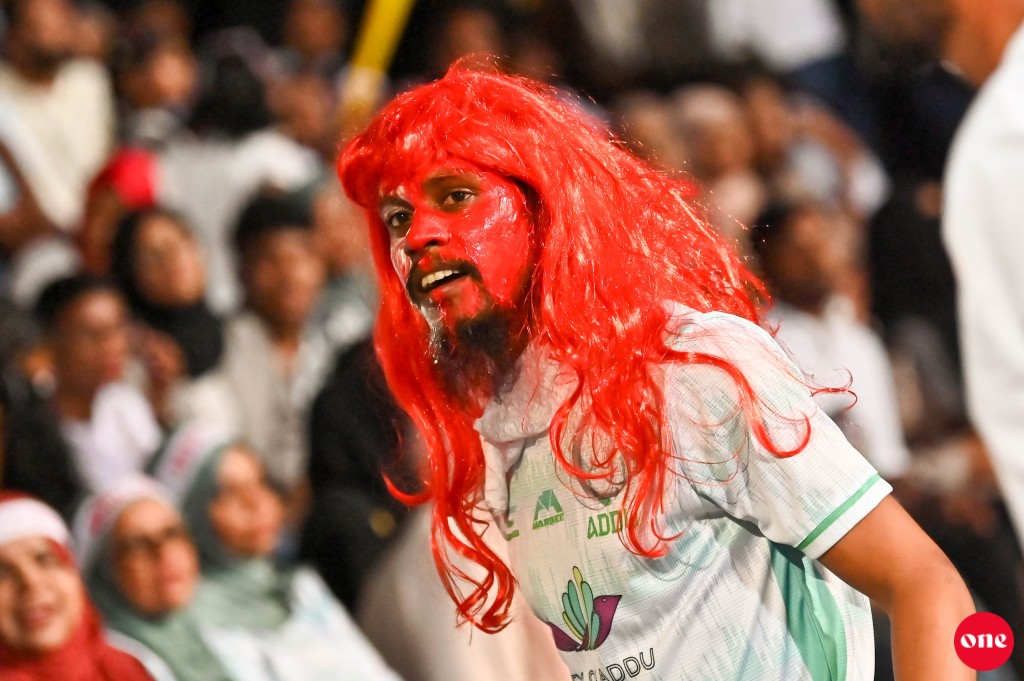 ވަން ފޮޓޯ: ގޯލްޑް ކަޕް ފައިނަލުގައި އައްޑޫ ބަލިކޮށް އޭދަފުށިން ތަށި އުފުލައިލުން