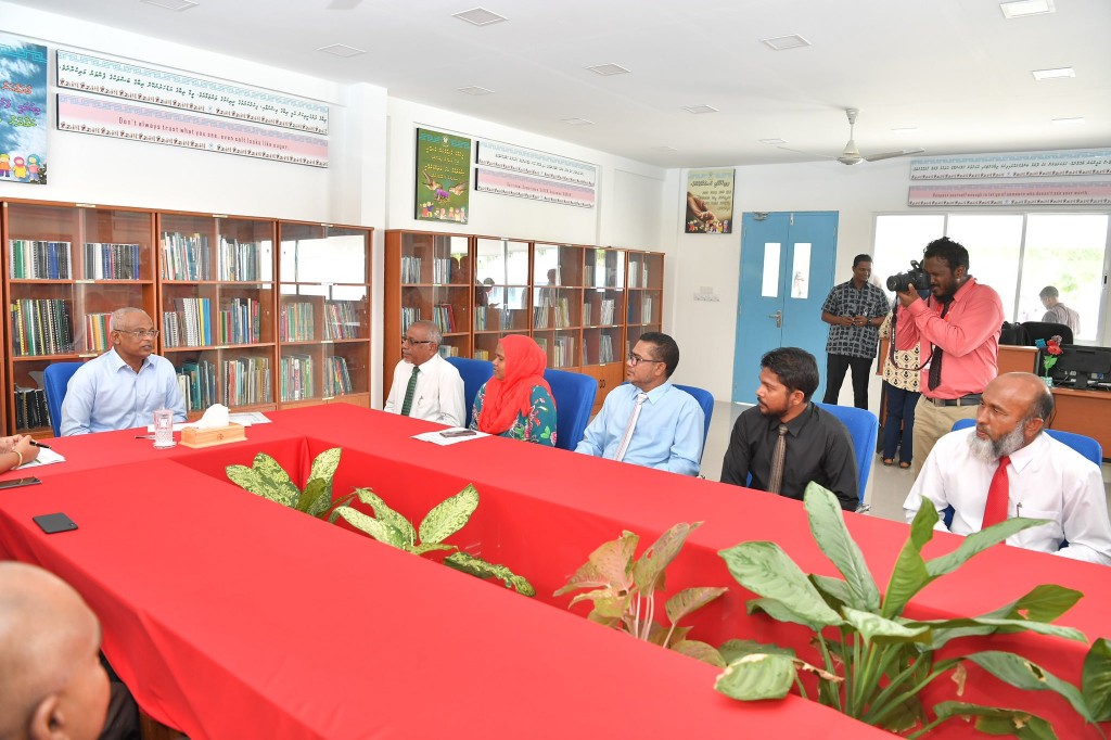 President meets Meedhoo Council members and senior representatives