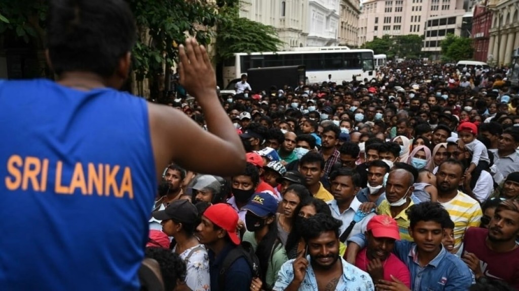 Sri Lanka president hits airport standoff in escape attempt