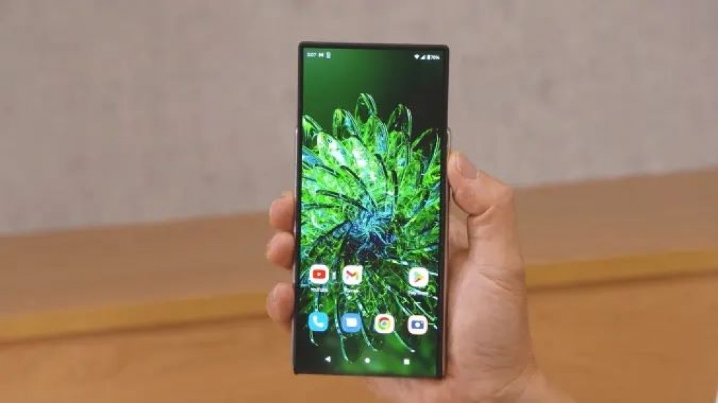 Motorola kunfuneege display dhamaalevey smart phone dhakkaalaifi