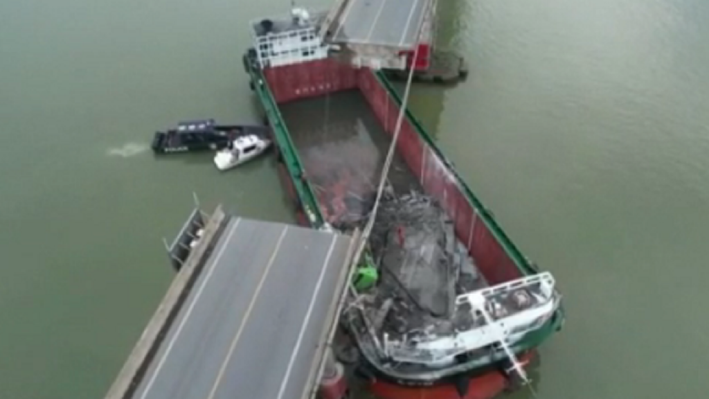 China gai cargo boat eh bridge ehggai jehi 5 meehaku maruve, bridge dheburi vehjje