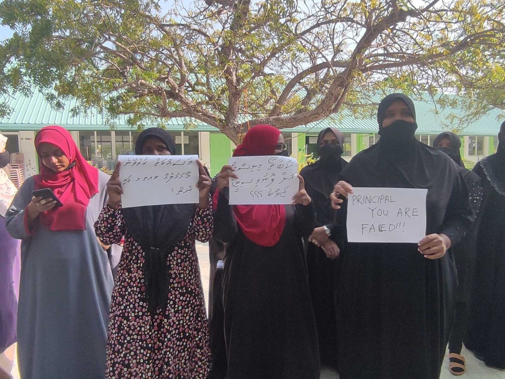 V. Atoll School ge bidheysee principal aa dhekolhah ihuthijaajeh