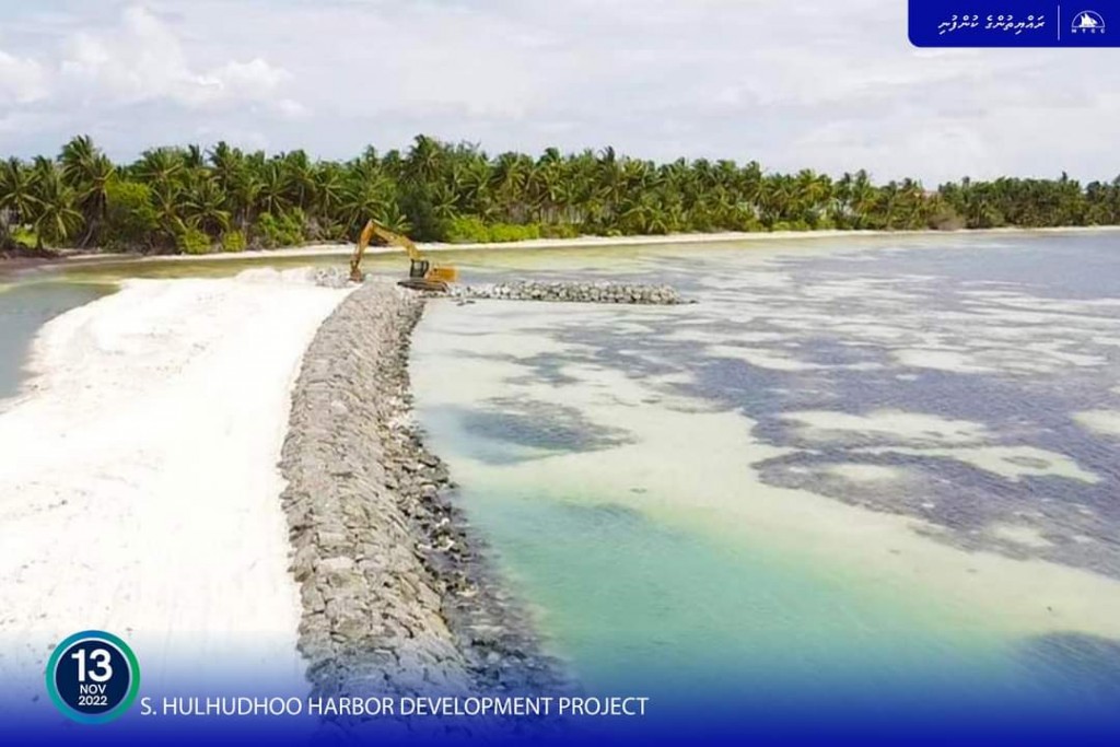 S. Hulhudhoo bandharuge revetment jehumuge massaikathuge 94 percent nimijje
