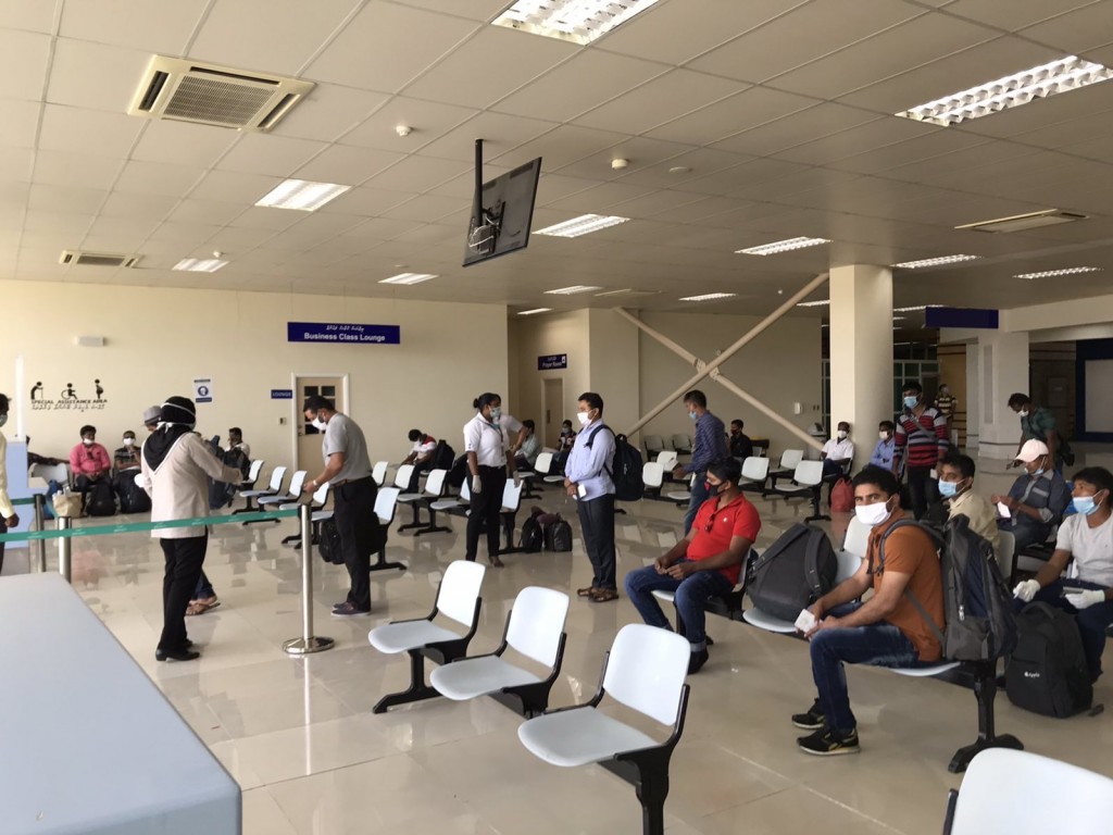 135 bidheyseen aakeu Maldivian ge flight eh Gan in Dhaka ah
