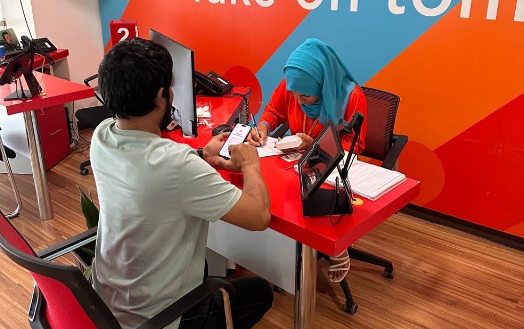 iphone 15 ah pre-order kuri Dhiraagu ge customers ah phone havaalu kuran fashaifi