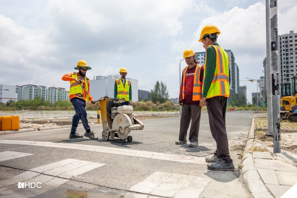 Phase 2 inn dhookoffaivaa goatheege konme huss bimakah huhdha dheveynee 1 car ah kamah kanda alhaifi