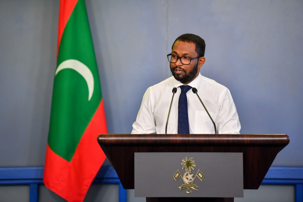 Addu aai kulhudhuffushi gai Aasandhaige desk eh gaaimu koffi