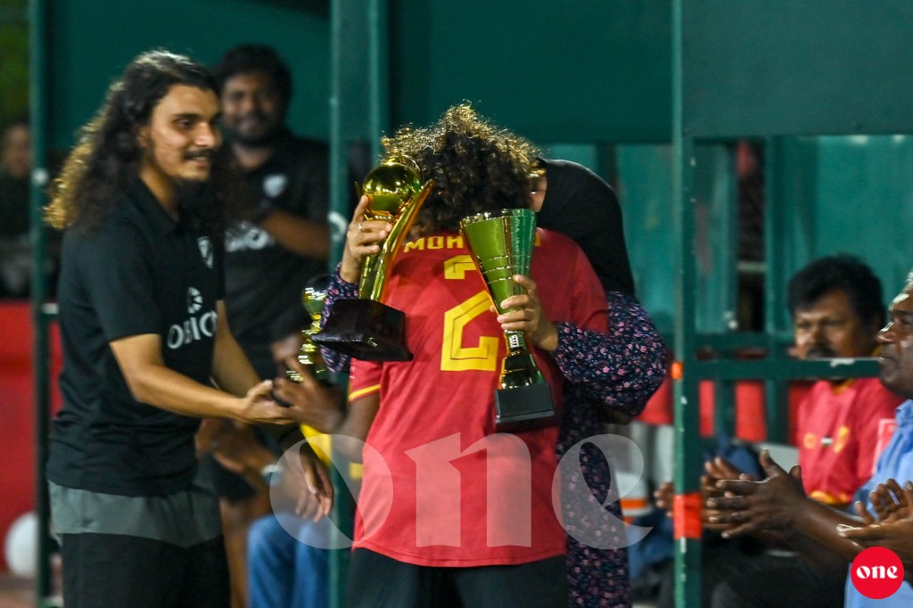 One Photo: Sonee Sports Golden Futsal Challenge 2024 gai Kudahuvadhoo aai Bilehdhoo atoll thashi negun