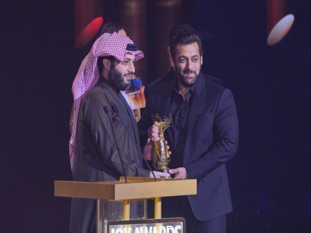 Saudi inn hovaa aharuge emme molhu Shahusiyyathuge Award Salman Khan ah
