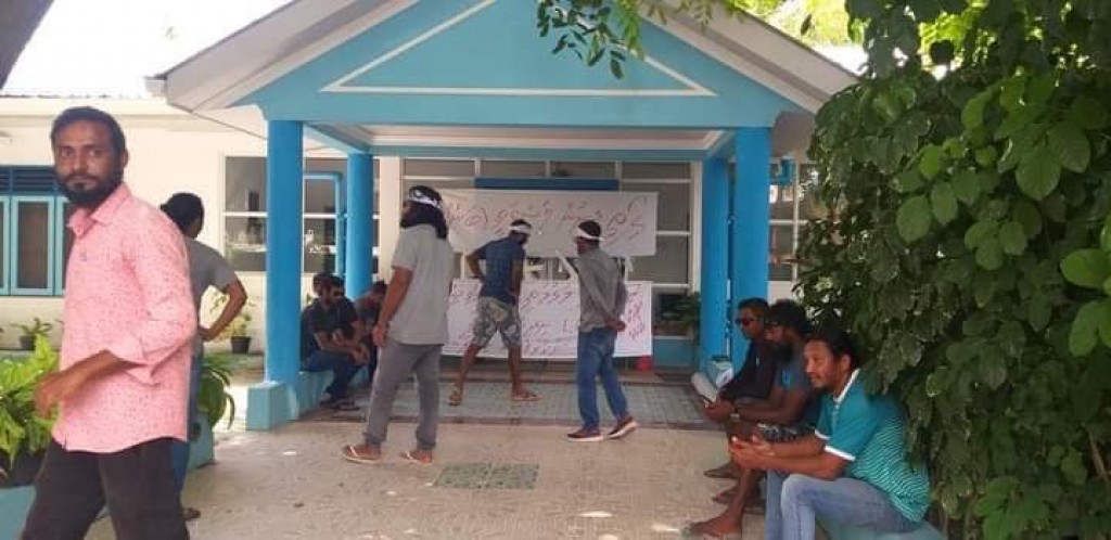 Dhigurashun goathi dhookurun lasve, rayyithun nikume council idhaaraa bandhukoh muzaaharaa gai