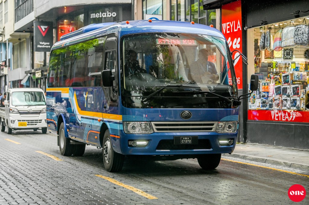 Atholhu therey mini bus thakugai ves karudhaas ticket vikkan fashanee