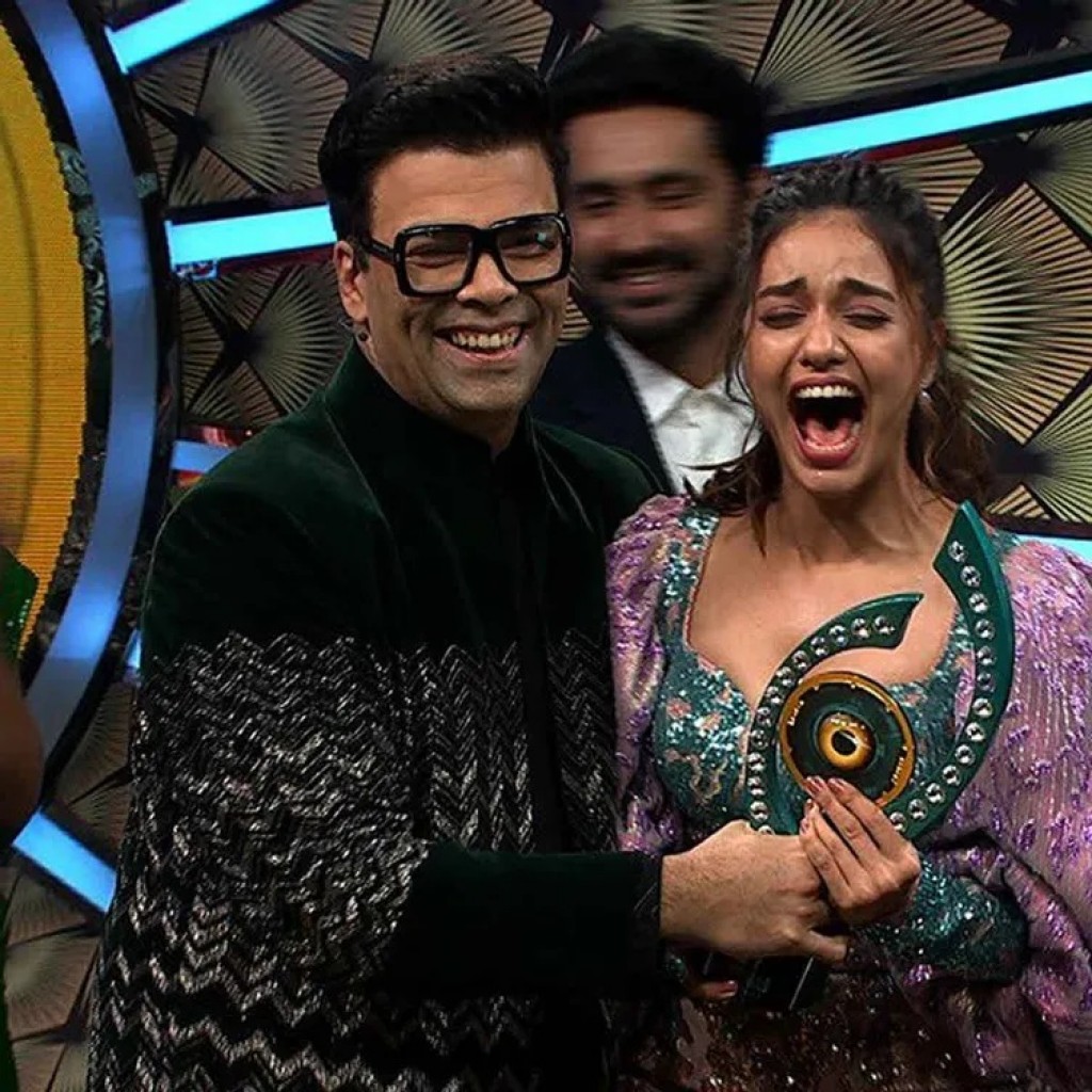 Bigg Boss OTT kaamiyaabu kuree Divya Agarwal, Bigg Boss 15 dhakkan fashaanee October 2 ga