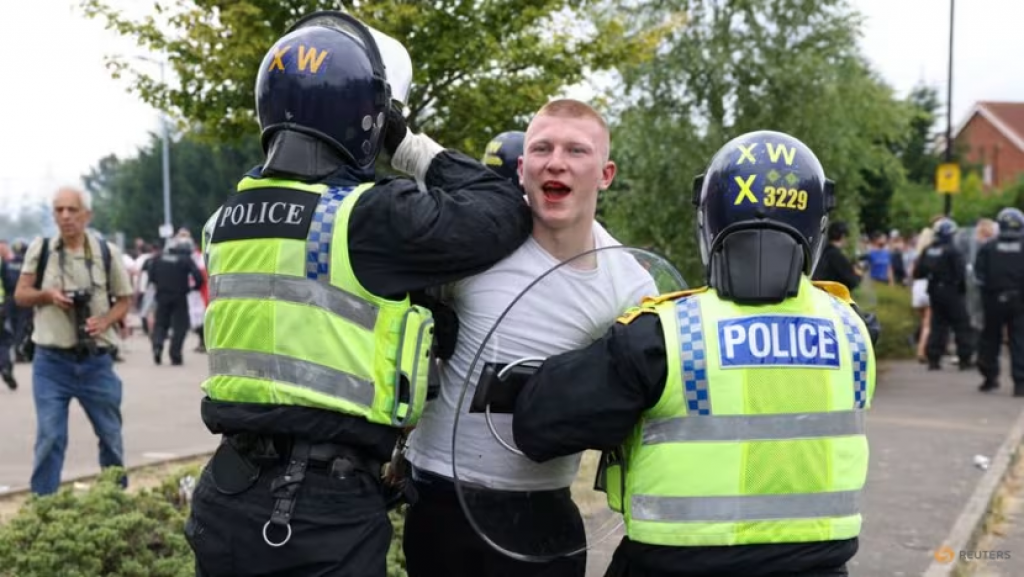 Riot suspects in court as UK govt readies 6,000 police