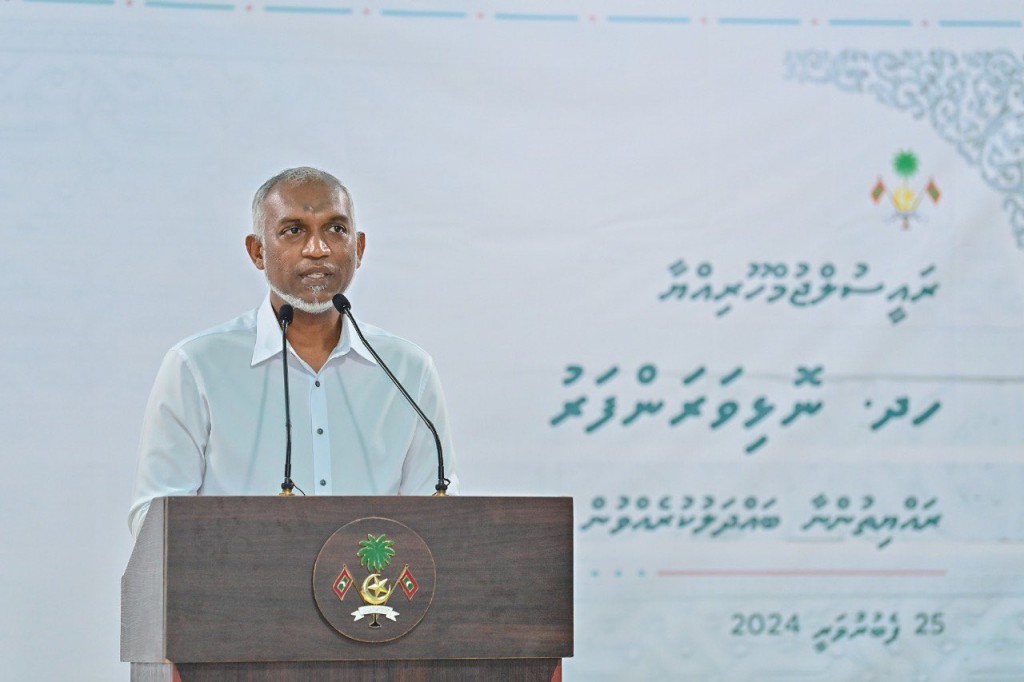 Vazeerunnah ruhun nudhinee Raajjein beyrun amureh aeema majubooruvegen: Raees