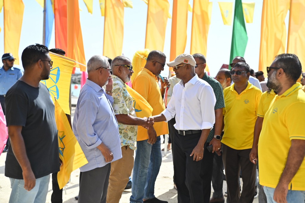 Candidate inn thafaathu vaudhuthah vaane, namaves rayyithun vaane maazee aa mine kiraalan: Raees