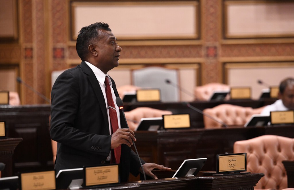 Aharemennakee vakarugey kudheen, ehen dheen thakuge meehunah Raahjje ais namaadhukoh ulheven vaane: Jaabiru