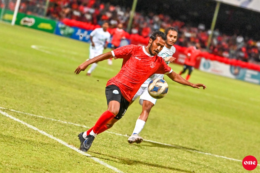 ވަން ފޮޓޯ: ގޯލްޑް ކަޕް ފައިނަލުގައި އައްޑޫ ބަލިކޮށް އޭދަފުށިން ތަށި އުފުލައިލުން