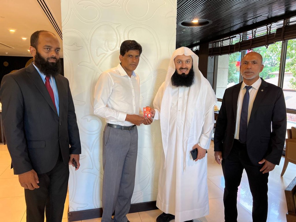 Mufti Menk ge dharus thakuge digital partner akah Dhiraagu