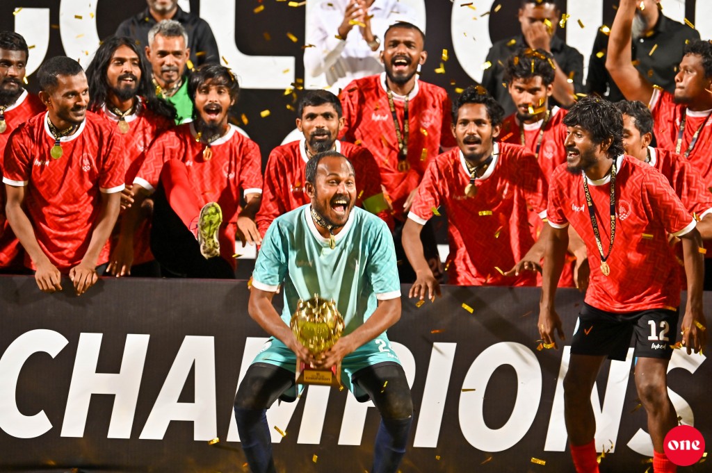 ވަން ފޮޓޯ: ގޯލްޑް ކަޕް ފައިނަލުގައި އައްޑޫ ބަލިކޮށް އޭދަފުށިން ތަށި އުފުލައިލުން