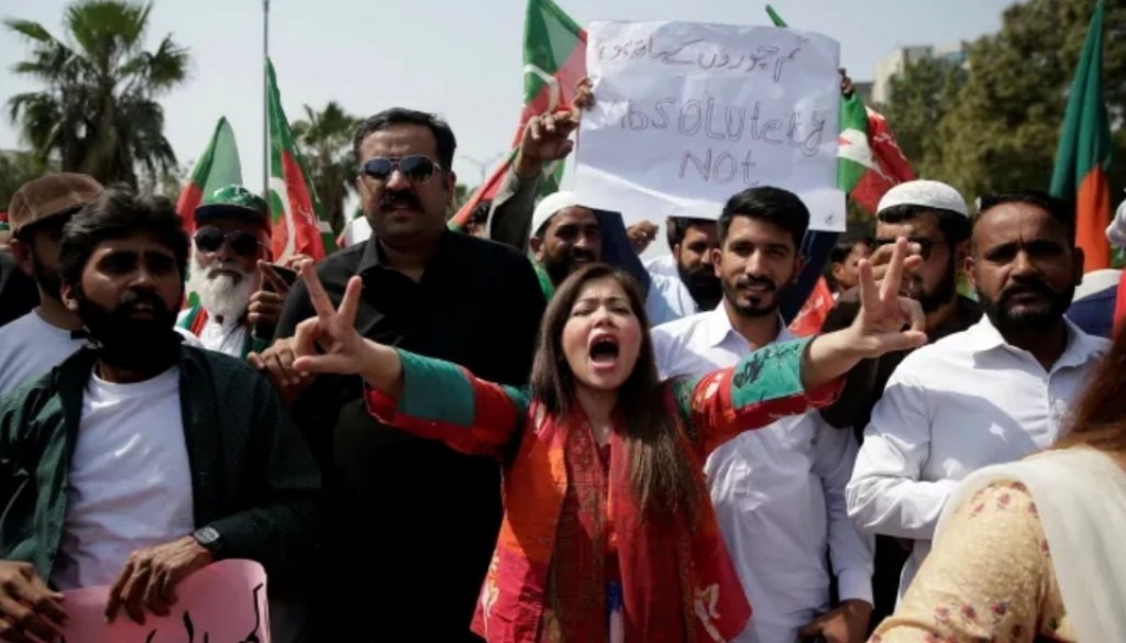 Adhuge dhuniye: Imran Khan ge ninmevumuge sababun Pakistan gaanoonee mahssalathakehgge thereah!