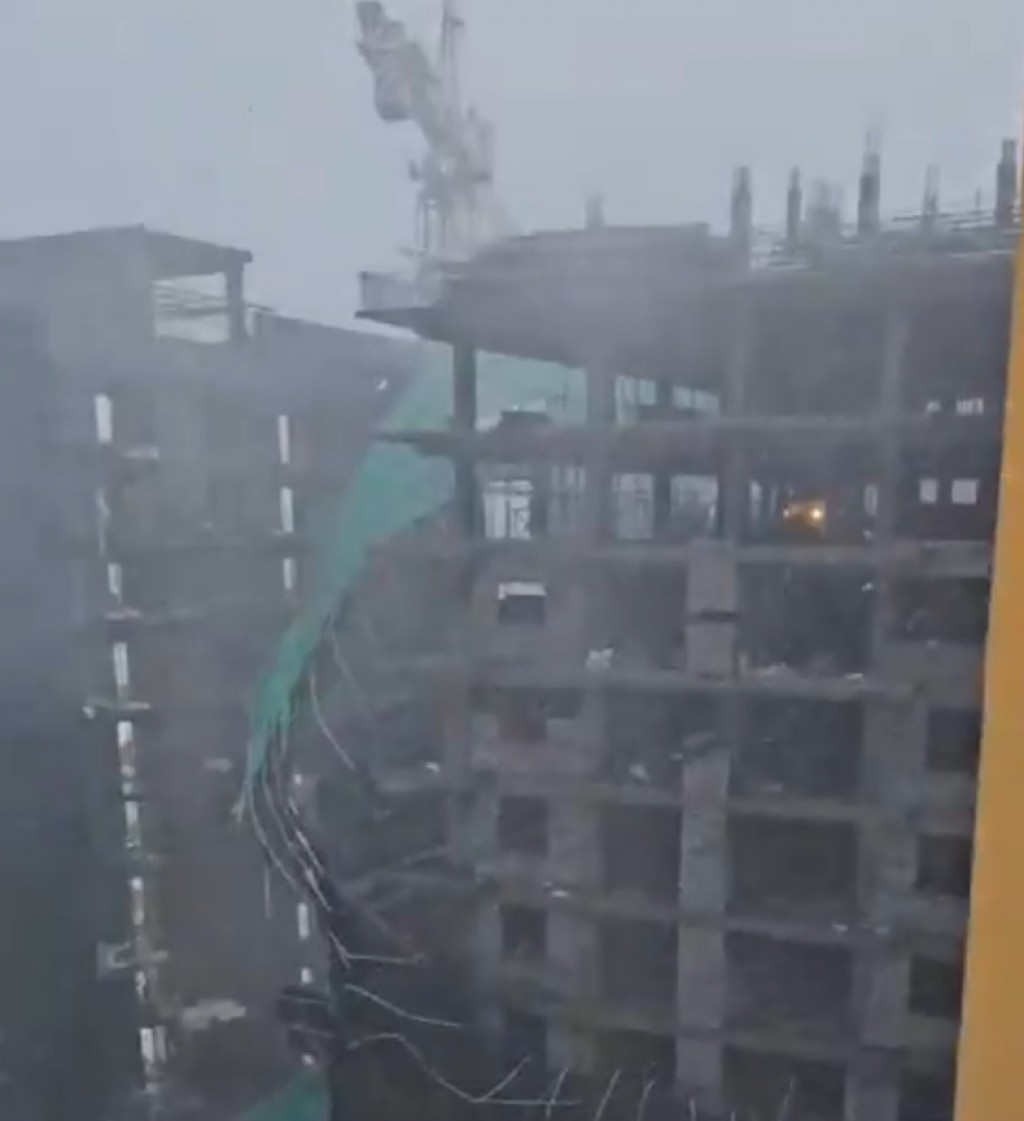 Hulhumale gai hunna apollo tower ge fence thakeh vayaa dhaathee e magu bandhu kohfi