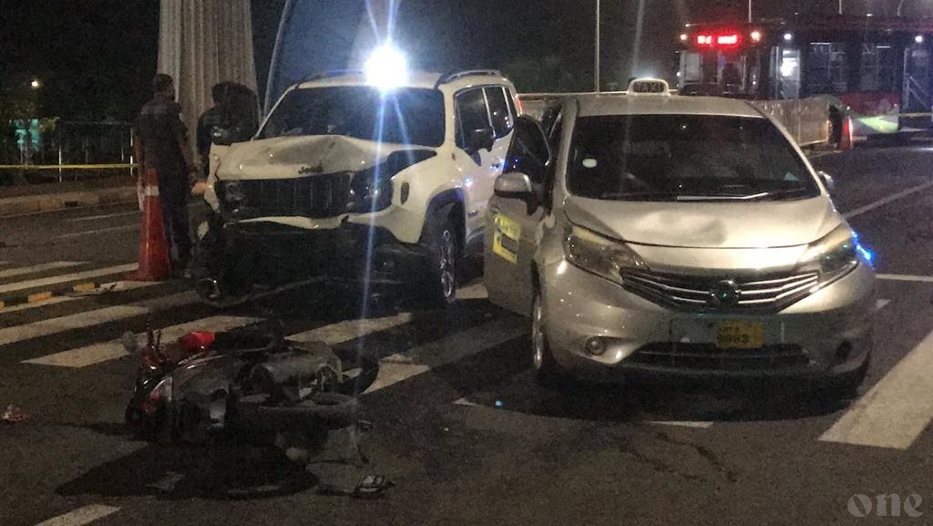 Dangerous traffic collision on the bridge involving multiple vehicles