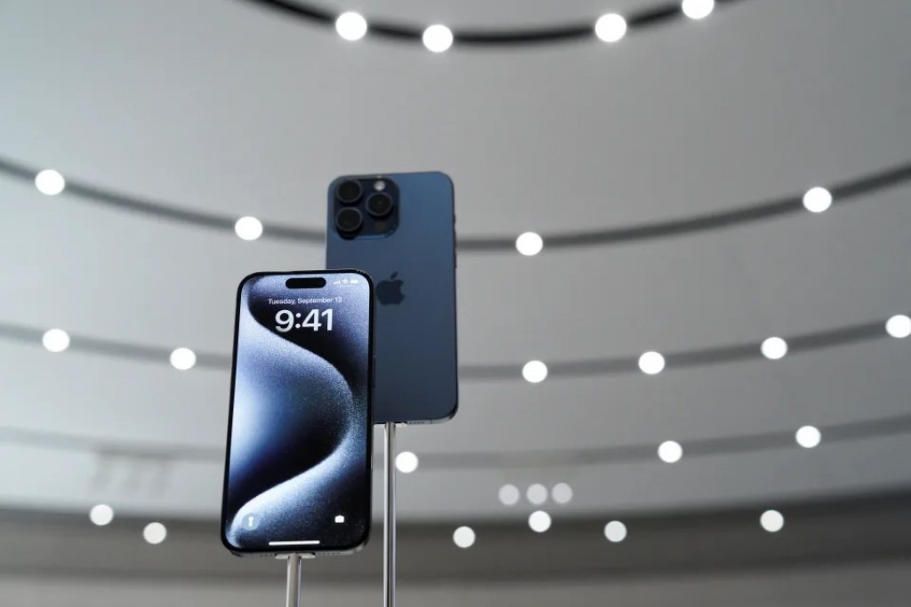 iphone aai apple gadi design kuri team ge veriyaa apple kunfuni dhookohllanee