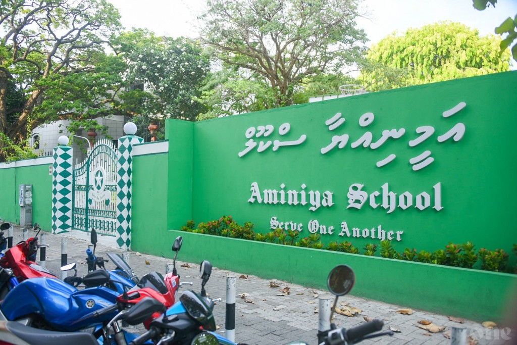 Aminiyyaa school ge grade 3 ge teacher eh positive ve, contact vi hurihaa teacher in quarantine ah