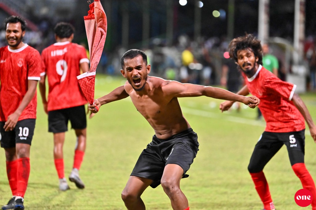 ވަން ފޮޓޯ: ގޯލްޑް ކަޕް ފައިނަލުގައި އައްޑޫ ބަލިކޮށް އޭދަފުށިން ތަށި އުފުލައިލުން
