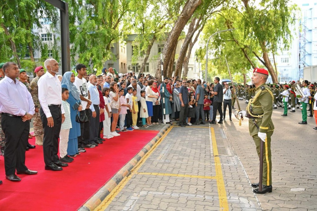 Minivan dhuvahuge parade Raees ge dhekanbalun bahlavaalahvaifi